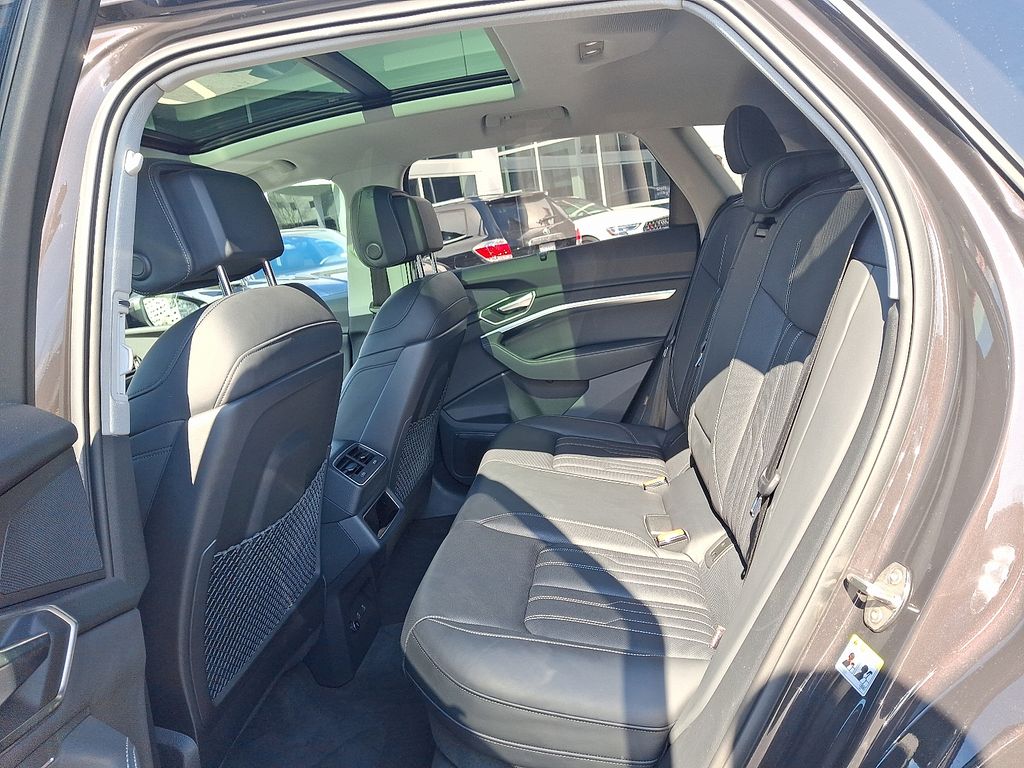 Thumbnail: 2024 Audi Q8 e-tron - 10