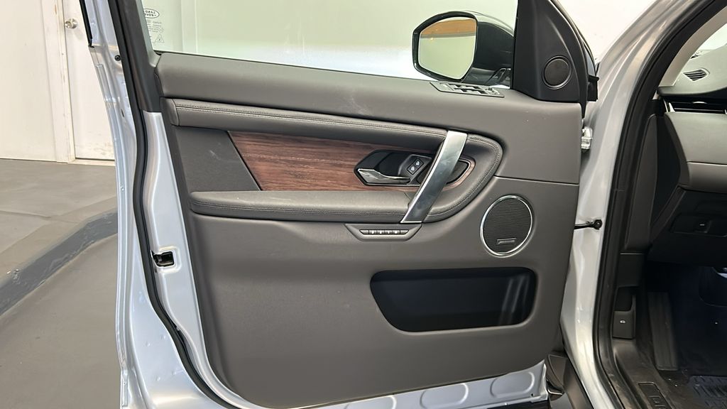 Thumbnail: 2025 Land Rover Discovery Sport - 11