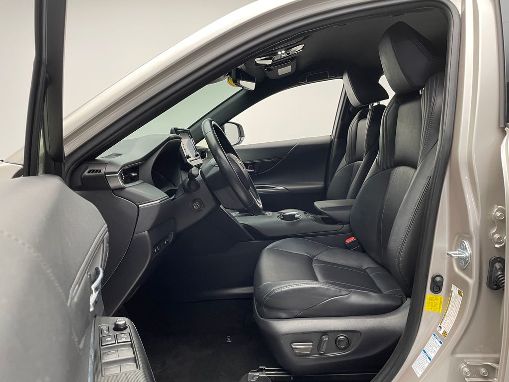 2021 Toyota Venza XLE 12