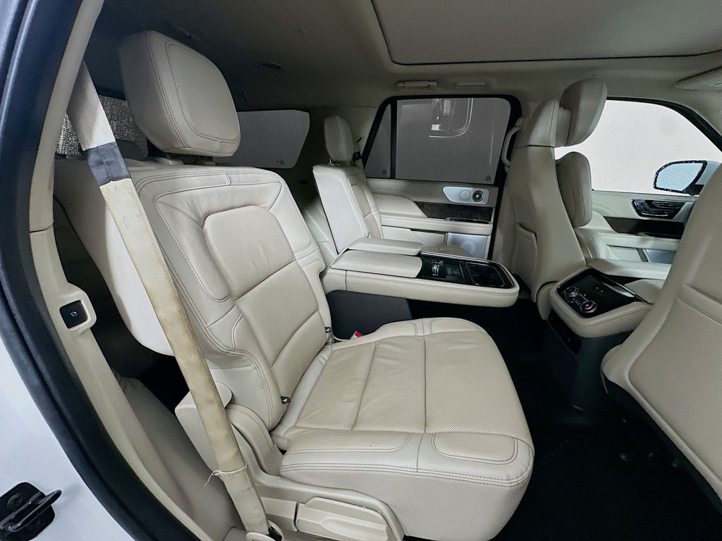 Thumbnail: 2021 Lincoln Navigator - 30