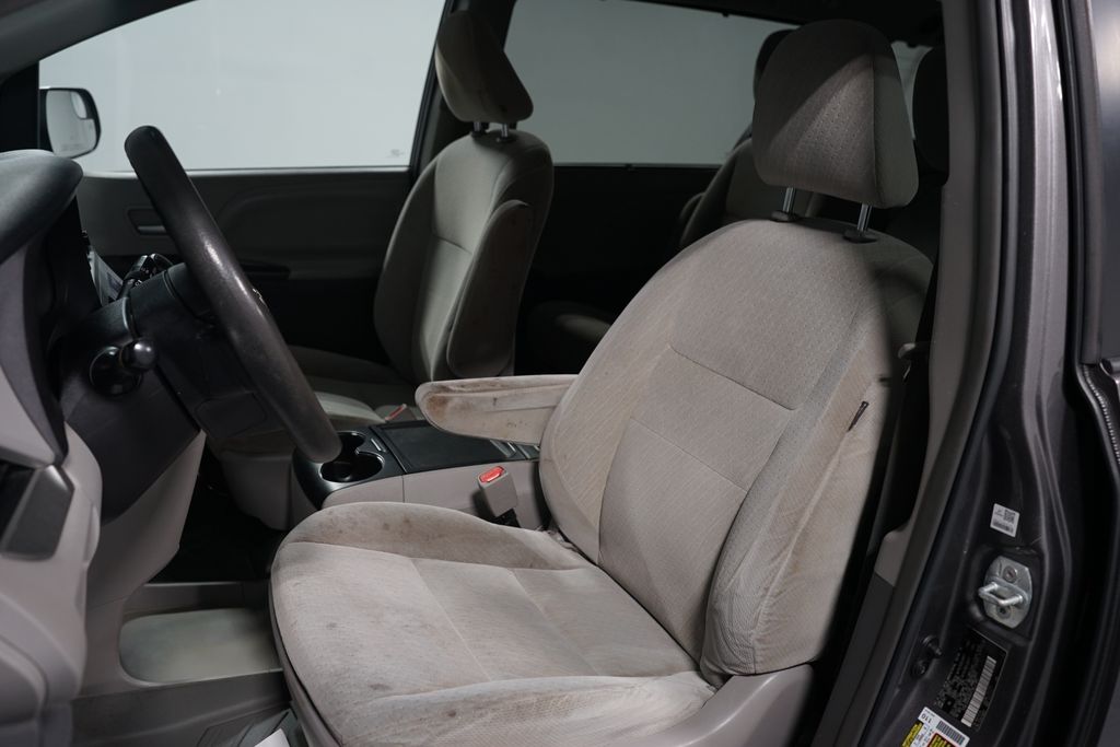 Thumbnail: 2017 Toyota Sienna - 22