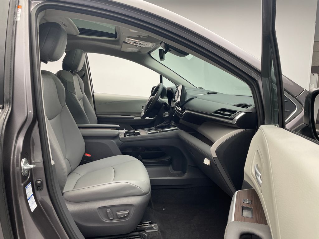 2021 Toyota Sienna XLE 17