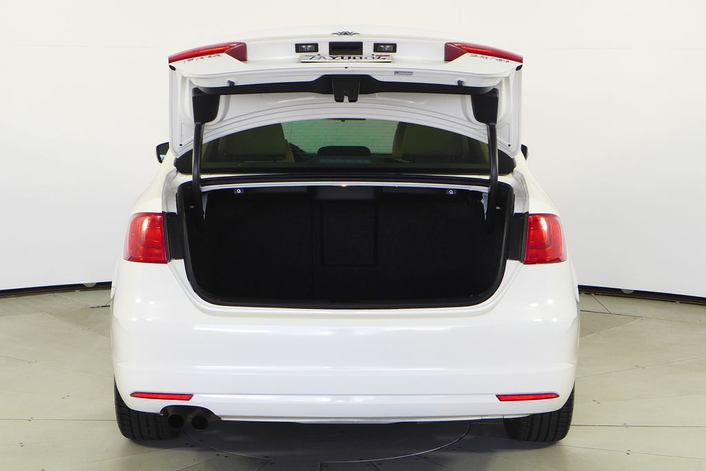 Thumbnail: 2013 Volkswagen Jetta - 10