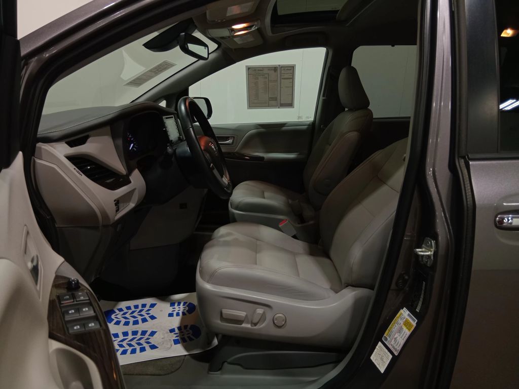 2020 Toyota Sienna XLE