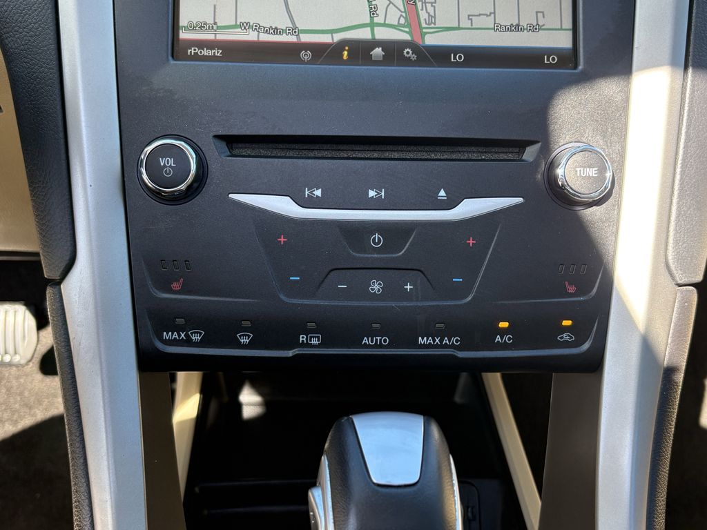 Used 2015 White Platinum Clearcoat Metallic Ford SE image 20