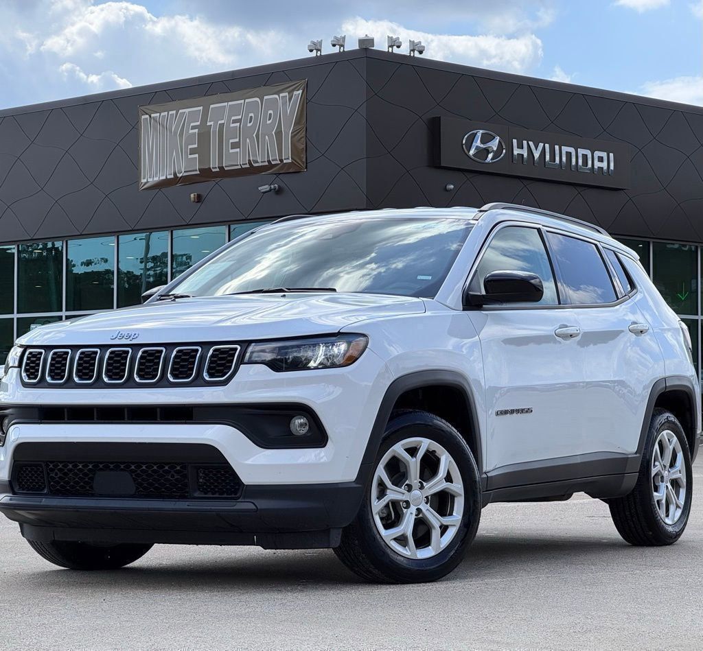 Bright White Clearcoat 2024 Jeep Compass Latitude 4WD SUV / Crossover Four-Wheel Drive 8-Speed Automatic