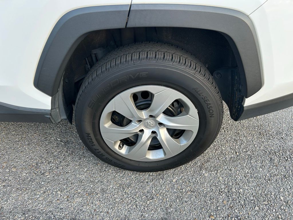 2021 Toyota RAV4 LE 9