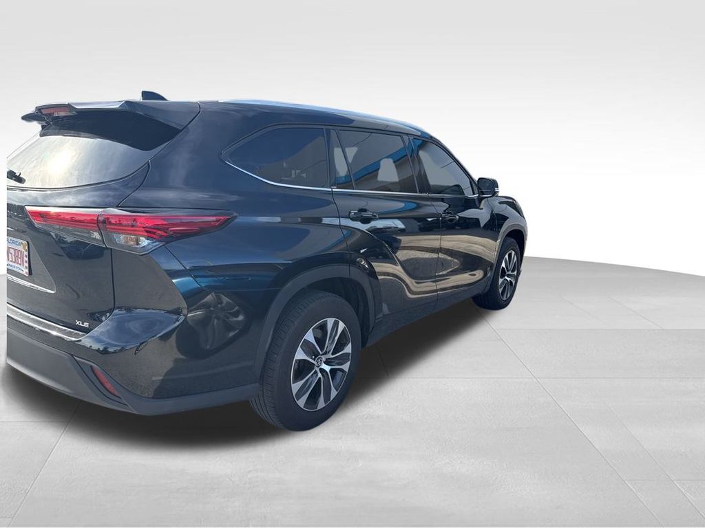 2022 Toyota Highlander XLE 3