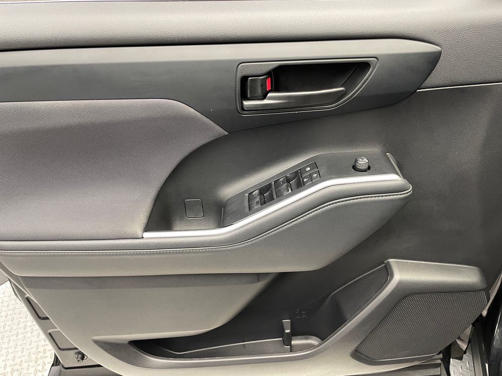 2022 Toyota Highlander LE 9