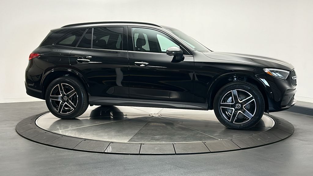 2025 Mercedes-Benz GLC 300 8