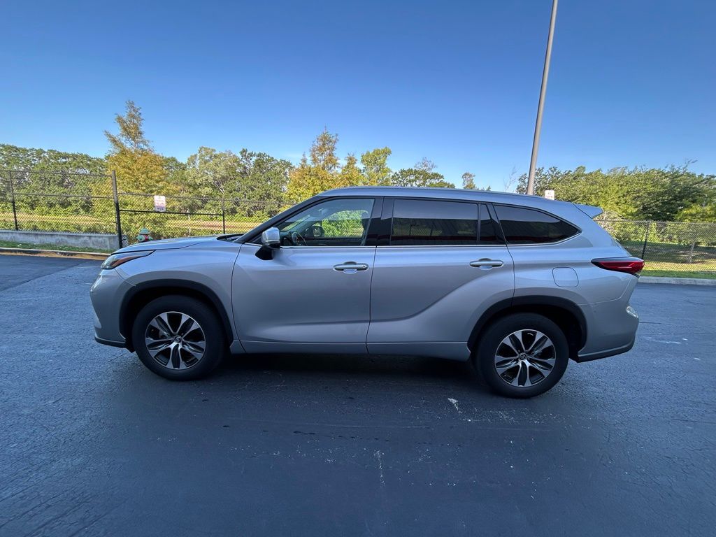 2022 Toyota Highlander XLE 2