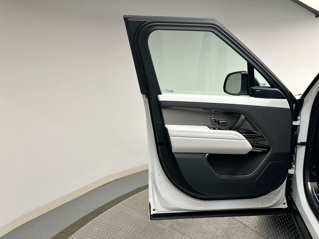 Thumbnail: 2026 Land Rover Range Rover Sport - 9