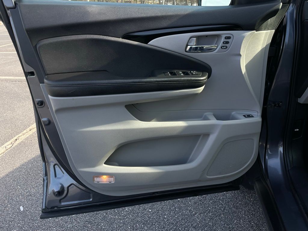 Thumbnail: 2016 Honda Pilot - 25