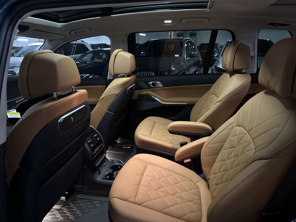 Thumbnail: 2027 BMW X7 - 23