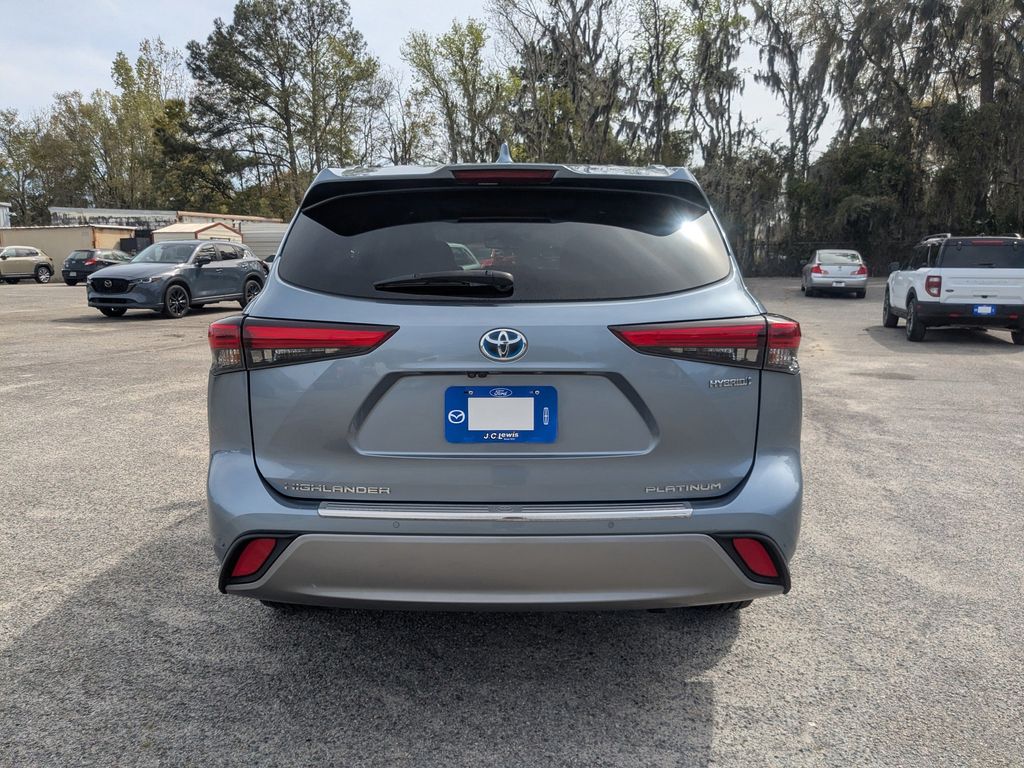 2023 Toyota Highlander Hybrid Platinum