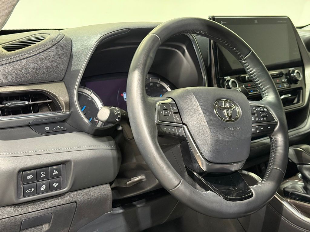 Thumbnail: 2021 Toyota Highlander - 17
