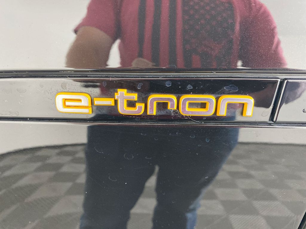 2020 Audi e-tron Premium Plus 33