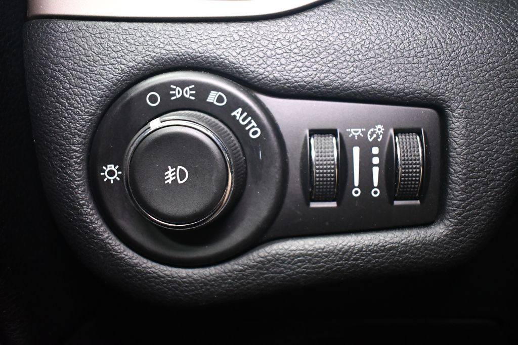 Thumbnail: 2016 Jeep Cherokee - 18