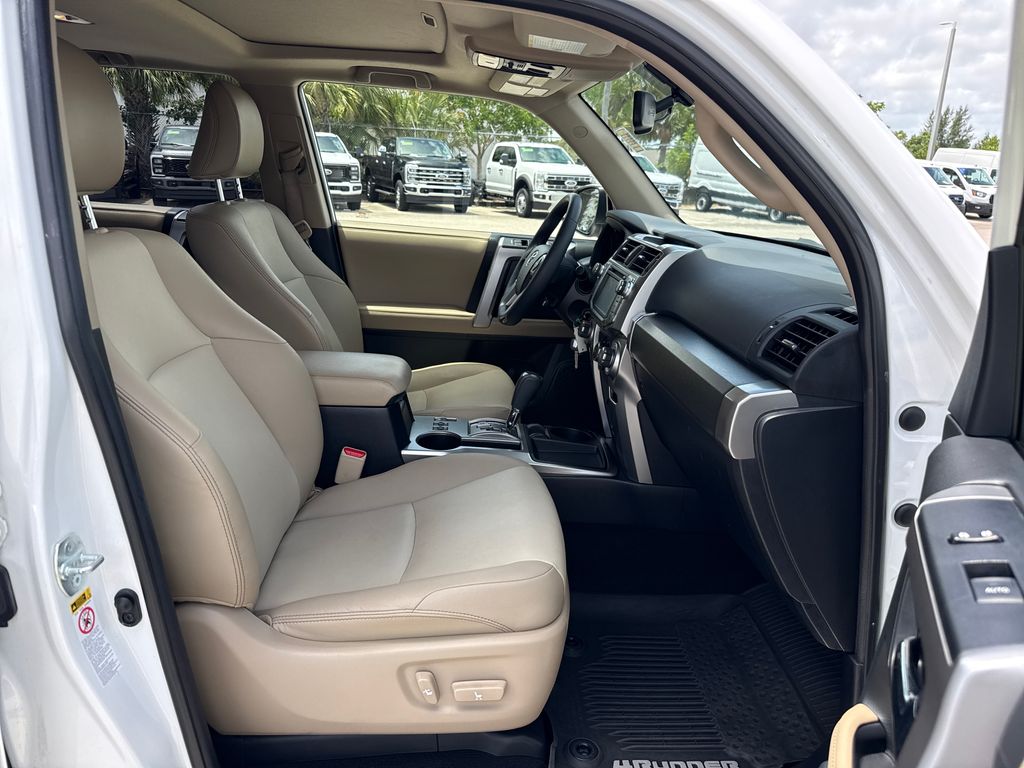 Used 2016 White Toyota SR5 Premium image 27