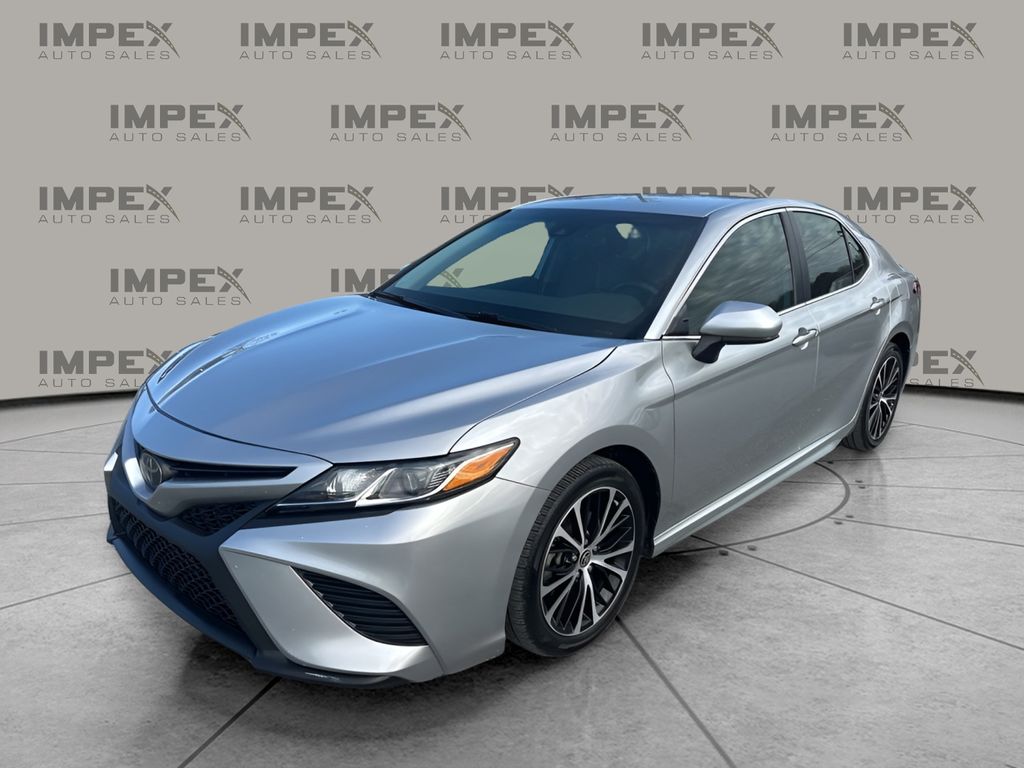 2020 Toyota Camry SE's photo