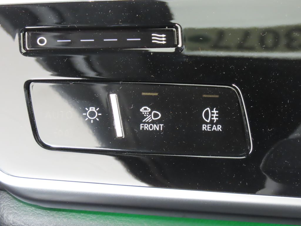 Thumbnail: 2025 Audi A8 - 19