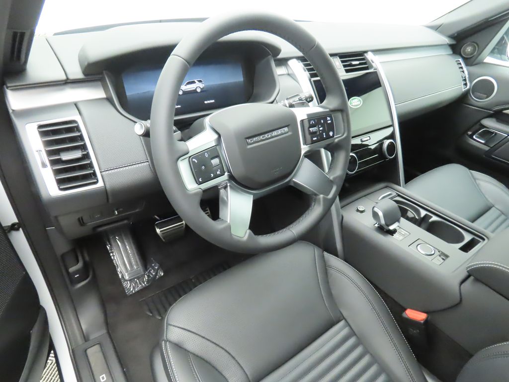 2024 Land Rover Discovery Dynamic SE 9