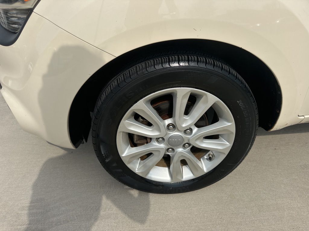 2013 Dune Kia Soul Plus FWD Hatchback