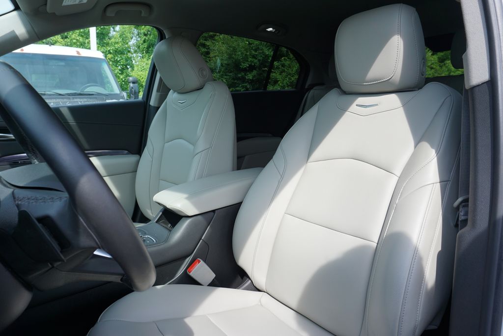Thumbnail: 2022 Cadillac XT4 - 23