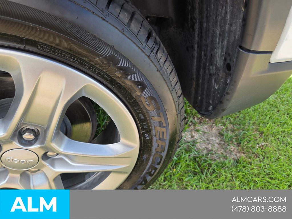 Used 2024 White Jeep Latitude image 11