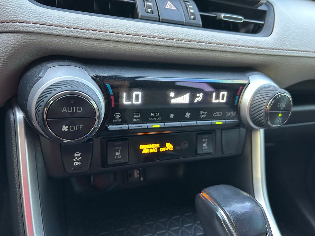 2019 Toyota RAV4 XLE Premium 26