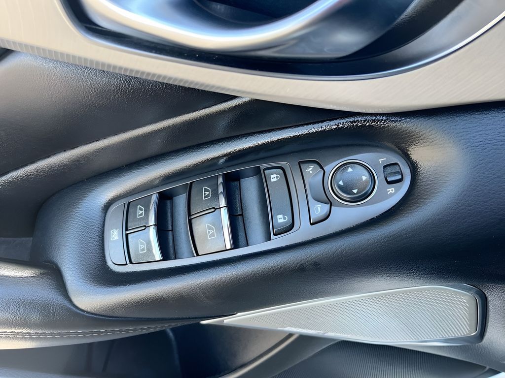 Used 2022 White INFINITI LUXE image 17