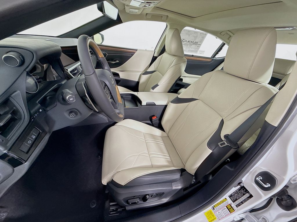 2025 Lexus ES  16