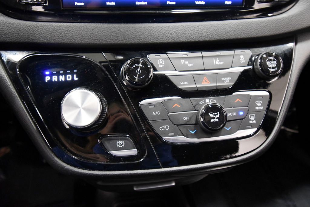Used 2025 Chrysler Pacifica Van