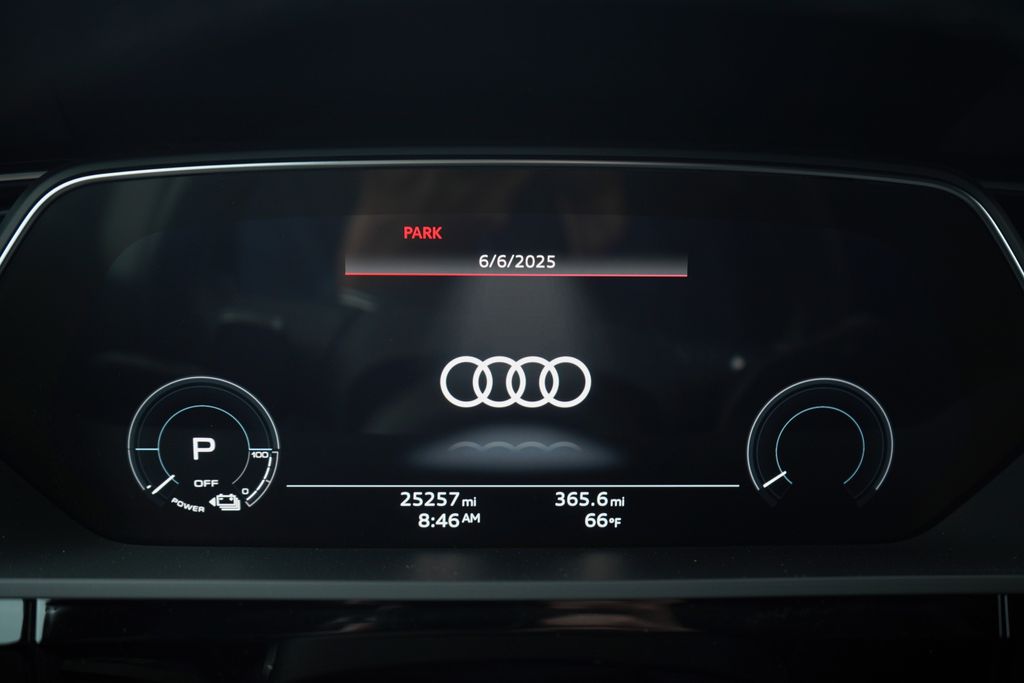 Thumbnail: 2022 Audi e-tron - 11
