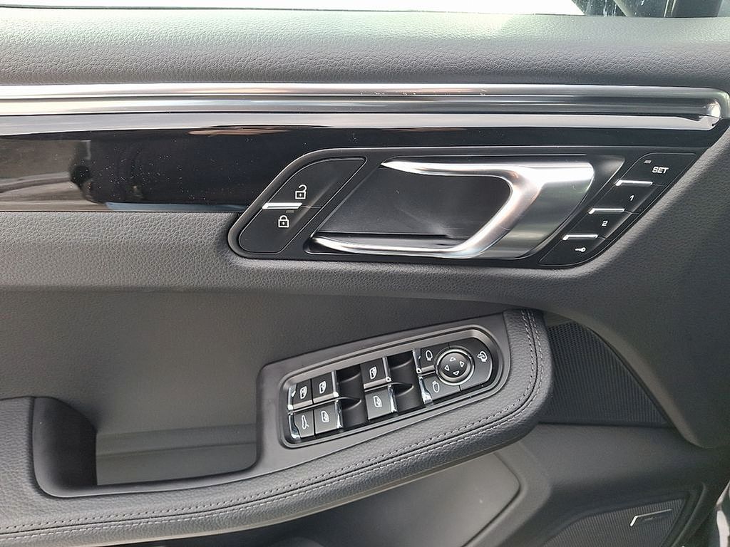 Thumbnail: 2025 Porsche Macan - 14