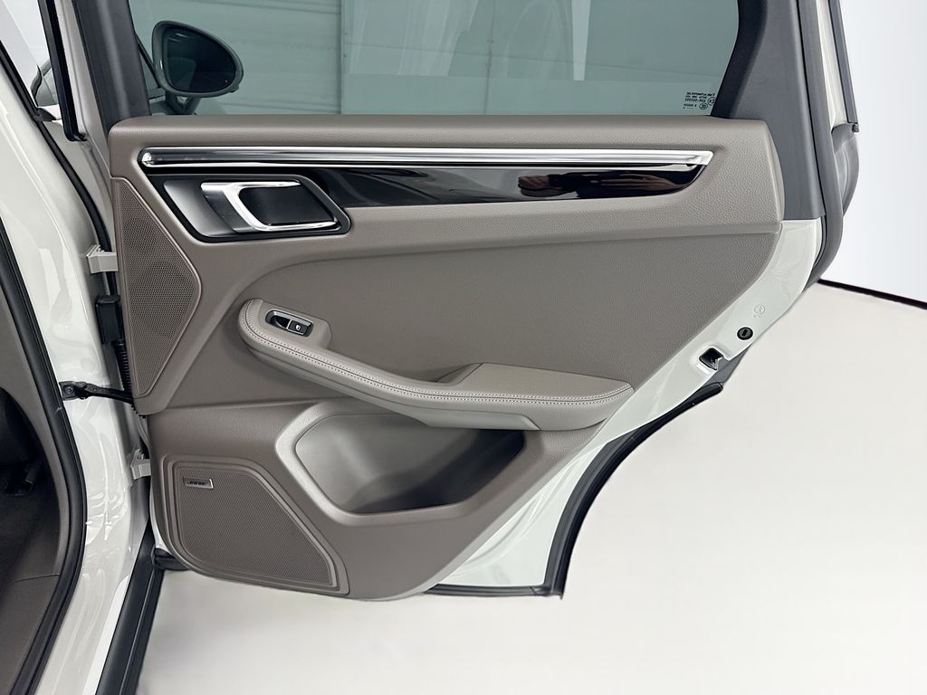 Thumbnail: 2026 Porsche Macan - 26