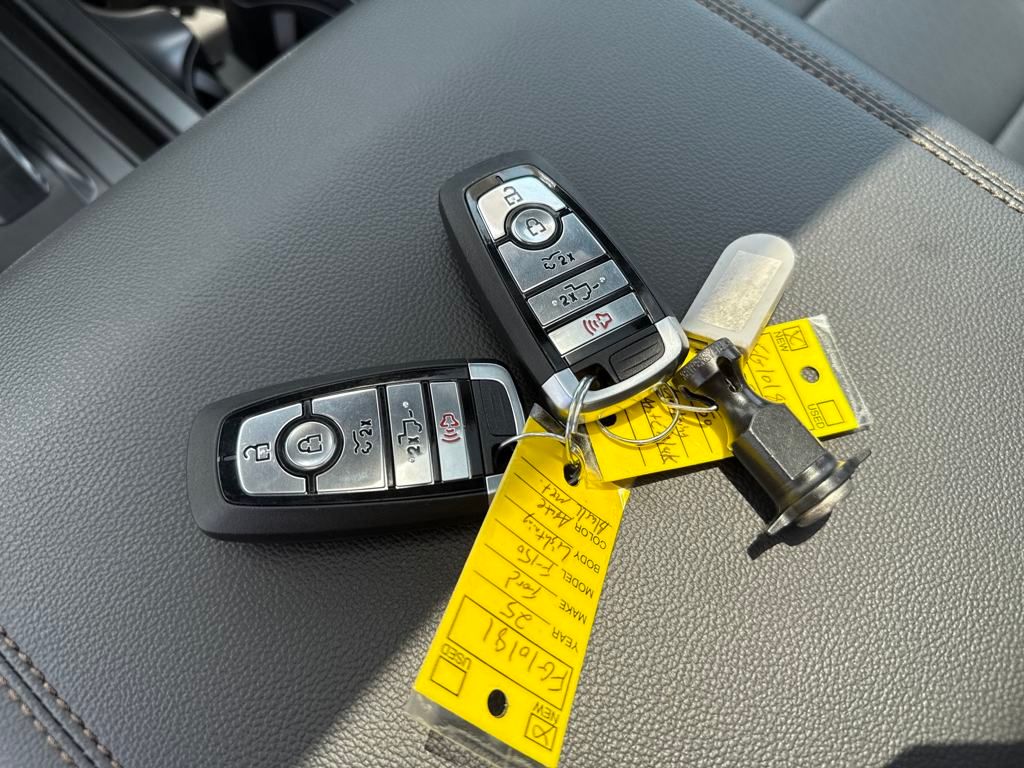 2025 Ford F-150 Lightning Lariat photo 25