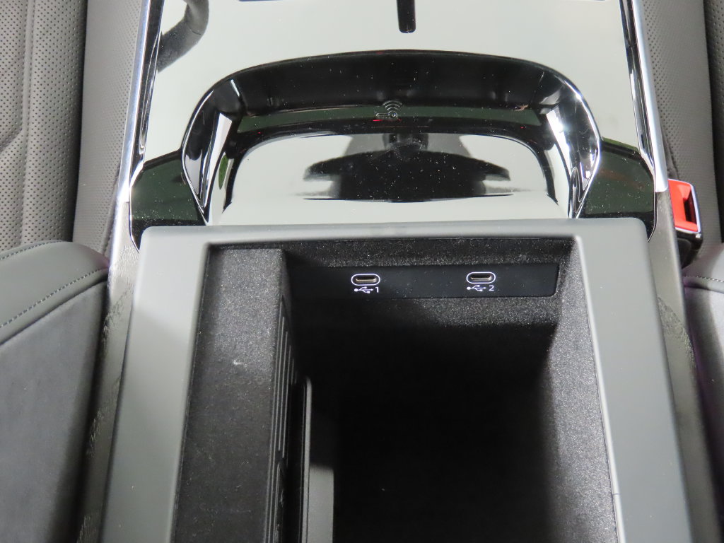 Thumbnail: 2025 Audi A8 - 25