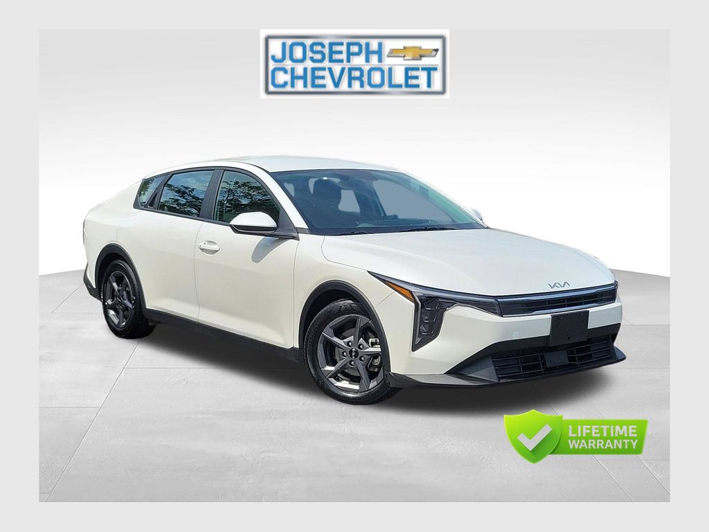 Snow White Pearl 2025 Kia K4 Sedan Front-Wheel Drive Continuously Variable Transmission