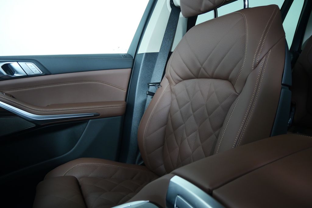 Thumbnail: 2026 BMW X7 - 25