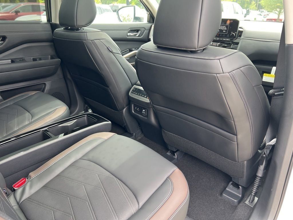 2025 Everest White Pearl Tricoat Nissan Pathfinder Platinum 4X4 SUV