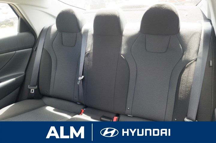 2025 Hyundai Elantra SE photo 8