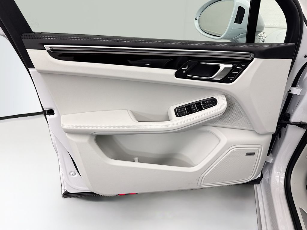 Thumbnail: 2026 Porsche Macan - 25