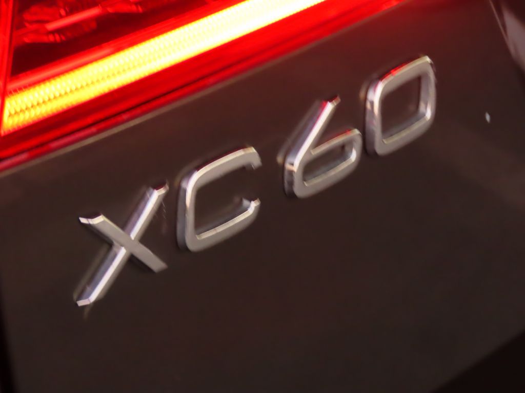 2021 Volvo XC60 Recharge Plug-In Hybrid T8 Inscription 4