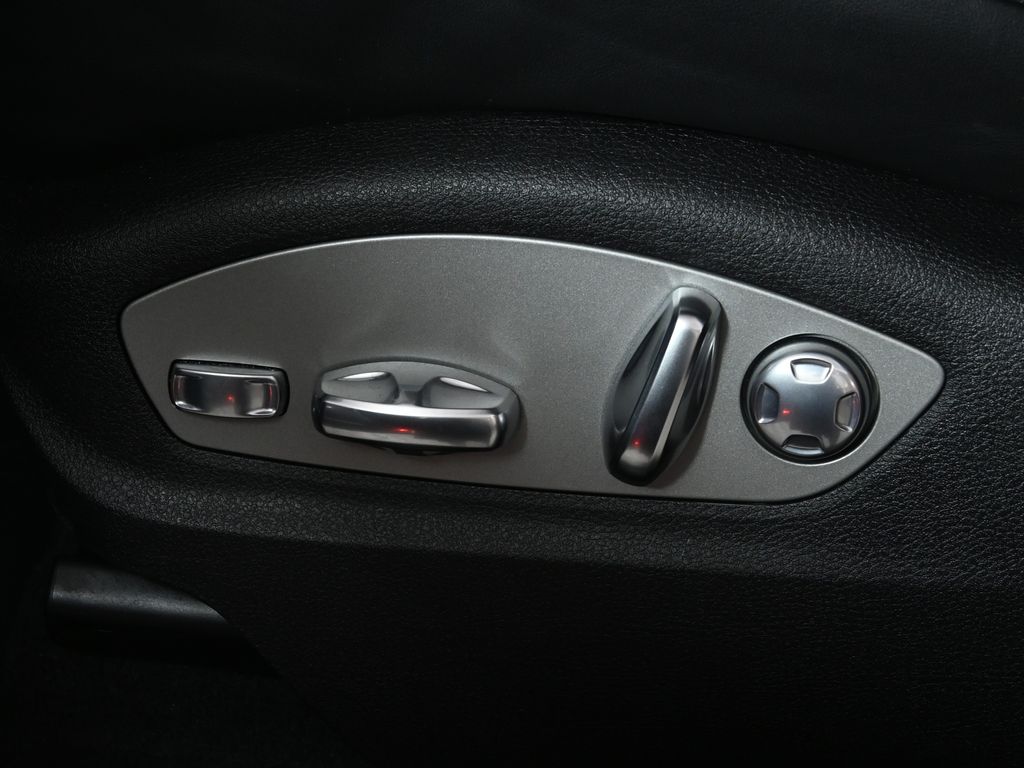 Thumbnail: 2025 Porsche Macan - 31