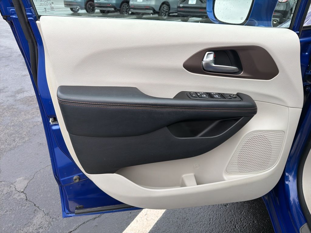 Thumbnail: 2019 Chrysler Pacifica - 19