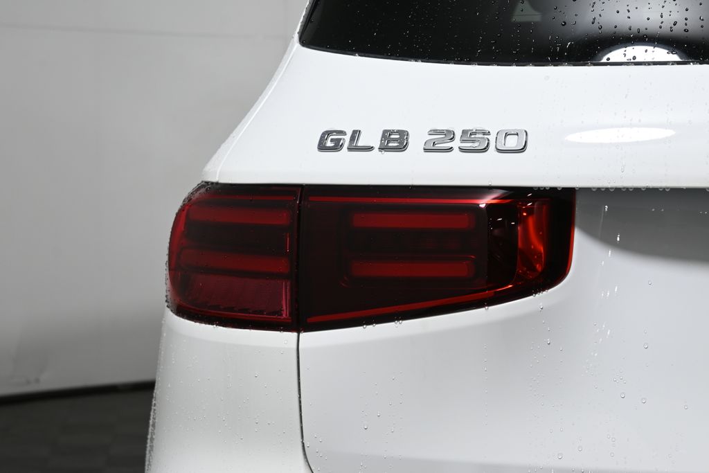 2025 Mercedes-Benz GLB 250 12