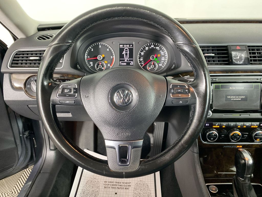 2014 Volkswagen Passat TDI SEL Premium 11