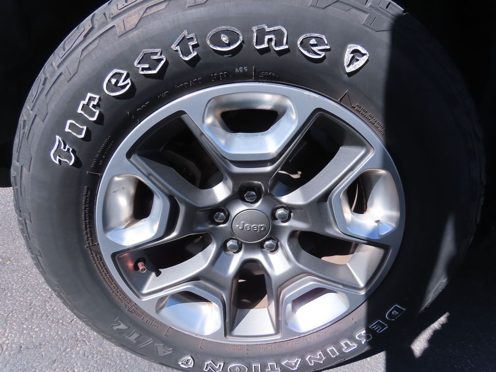 Thumbnail: 2019 Jeep Cherokee - 17