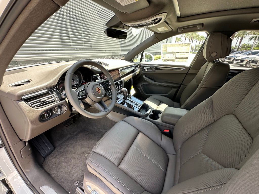 Thumbnail: 2025 Porsche Macan - 4